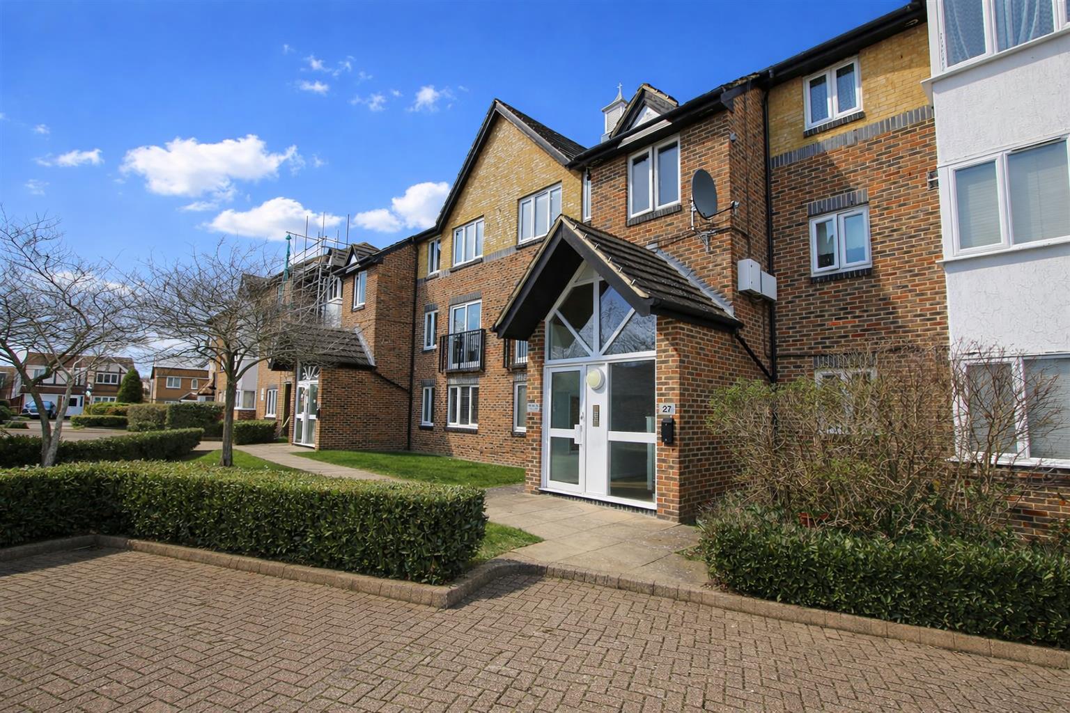 2 bed property in Cotswold Way, Worcester Park